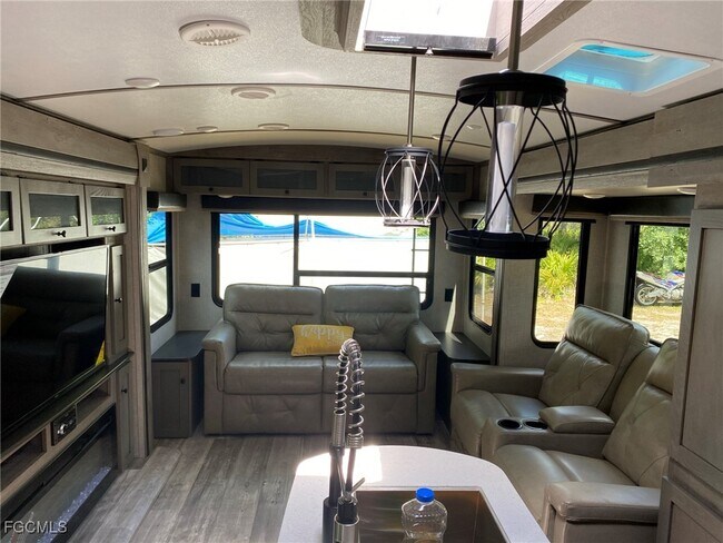 Foto del edificio - 380 Mahogany Ct