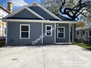 Building Photo - 821 N East St
