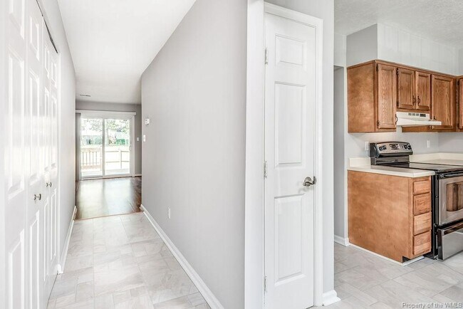 Foto del edificio - 1649 Skiffes Creek Cir