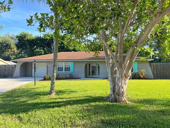 Building Photo - Single Family Pool Home with private fence...