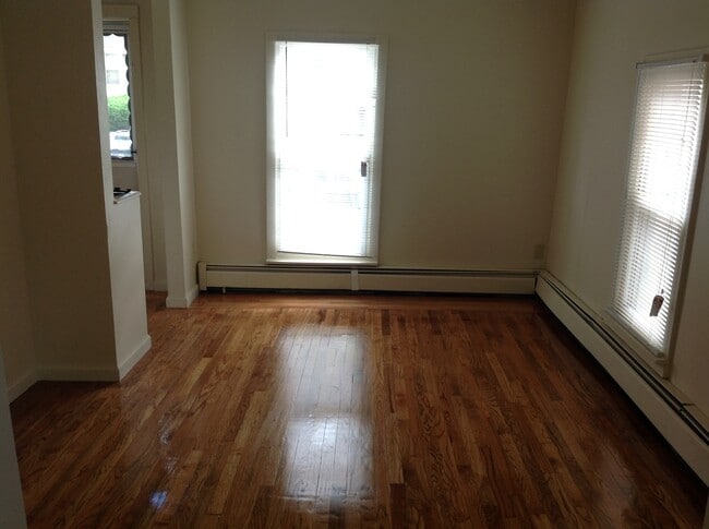 Building Photo - Single Family Home 4 Bed 2 Full Baths