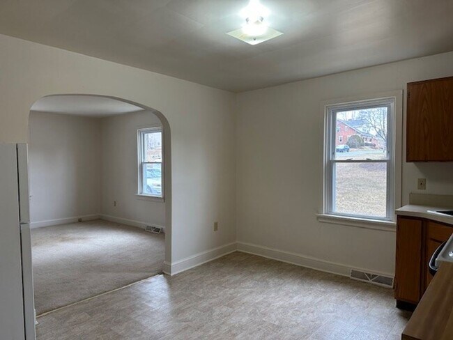 Foto del edificio - Spacious 1st Floor 1 Bed 1 Bath Apt In Cen...