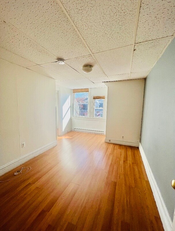 Building Photo - 628 N 6th St