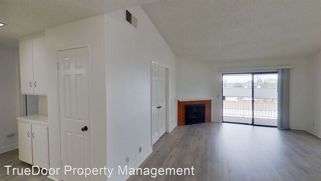 Building Photo - 2 br, 1.5 bath House - 1161 Packers Circle...