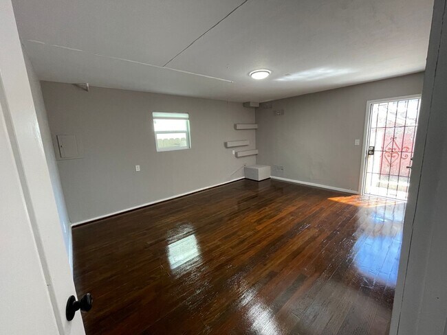 Foto del edificio - 3018-3020 Maple Ave