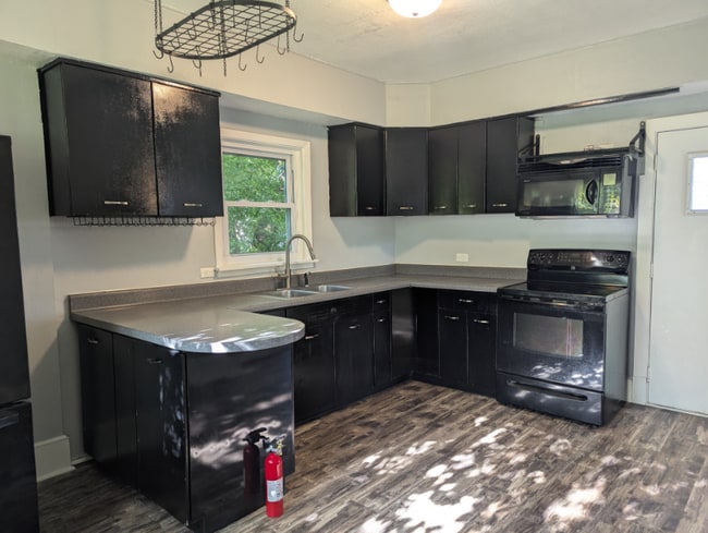 Building Photo - 2707 W 1st St