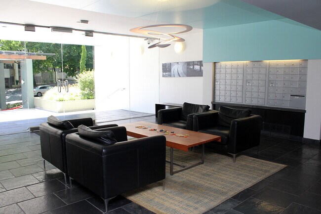 Foto del edificio - Spacious Downtown Condo with Balcony, Views, and Designated Parking