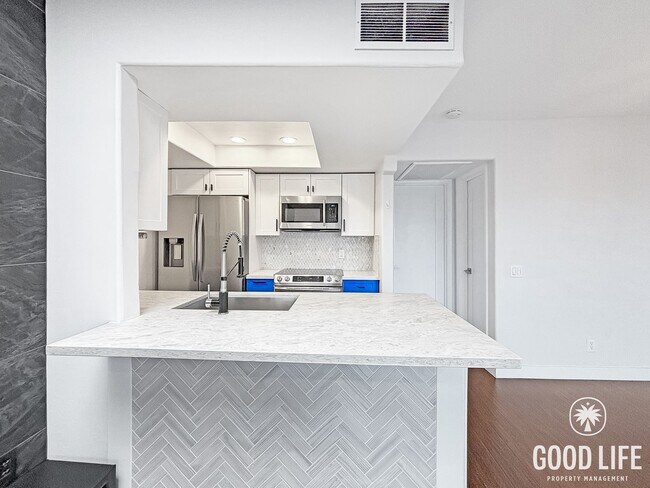 Foto del edificio - Charming 1BD/1BA Condo in Golden Hill with Private Balcony, In-Unit Laundry & Dedicated Parking