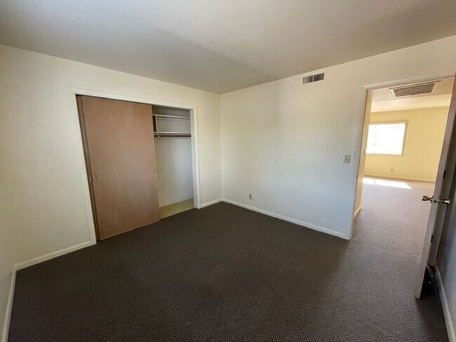 Building Photo - Manor