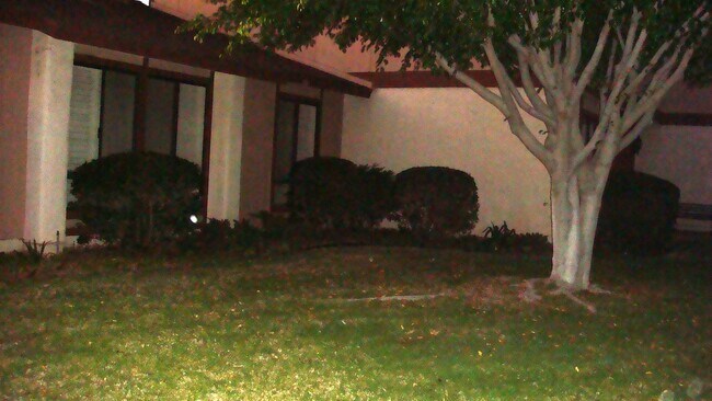 Vista nocturna de la zona de la puerta principal (la vivienda está al final del pasillo; solo comparte una pared). - 2870 N Cottonwood St