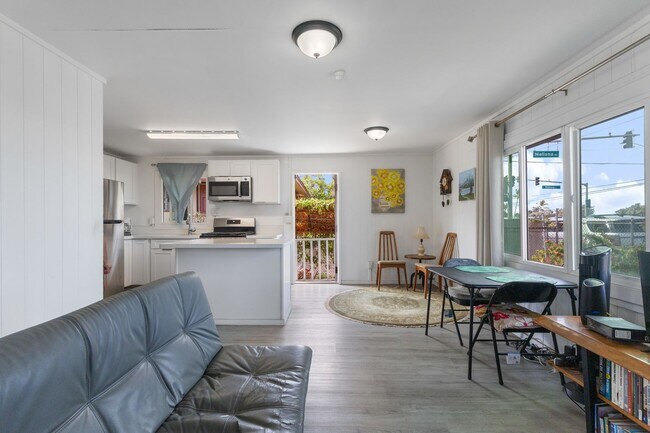 Foto del edificio - Three Bedroom Home