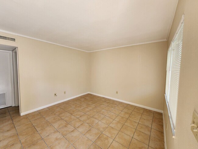 Foto del edificio - 1761 Fowler St