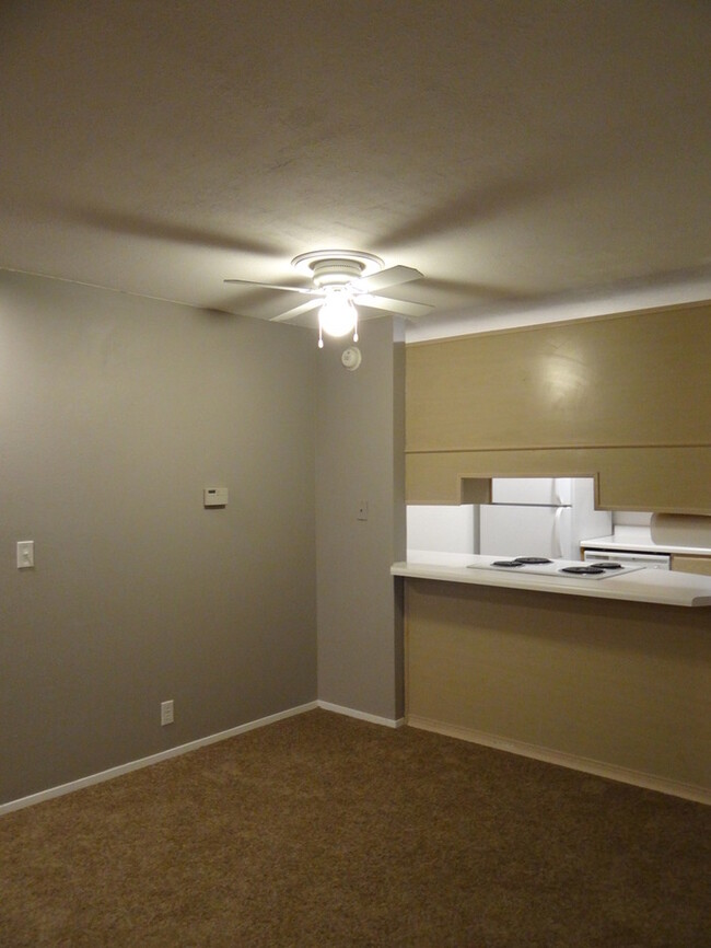 Building Photo - Clean Condo in Meadowbrook Condominium Vil...