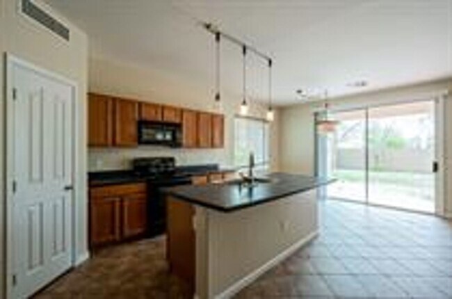 Foto del edificio - Limited Time: No Application Fee Required Apply for FREE — $55 Fee Waived 5 BDRM 2.5 BATHS