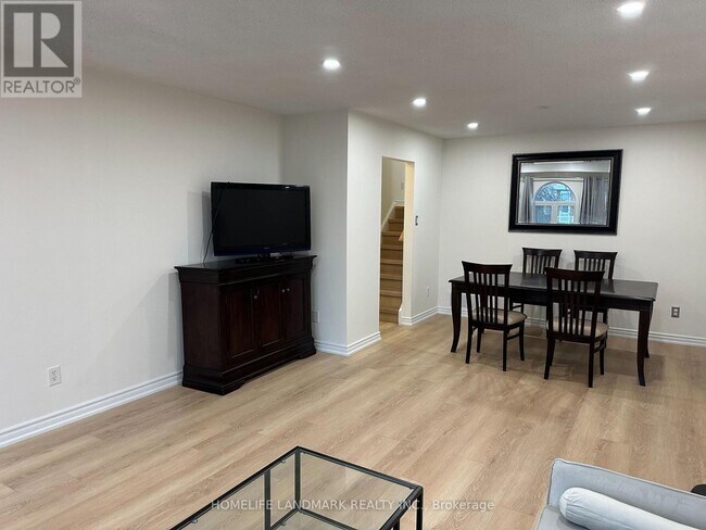 Building Photo - 2527 Kingsberry Crescent