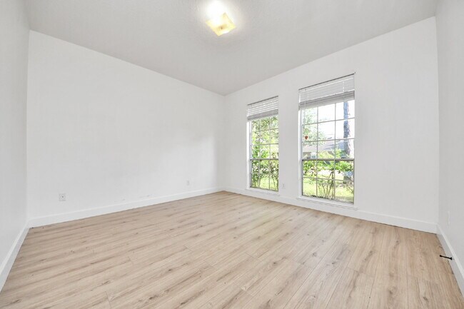 Foto del edificio - Spacious 4-Bedroom Home with Private Office & Room for Everyone!
