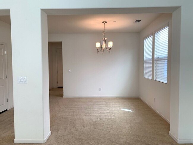 Foto del edificio - Two Story Home Across the Street from a Beautiful Park