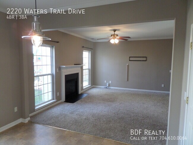 Foto del edificio - Great 4 BR/2.5 BA 2-Story home with 2-car ...