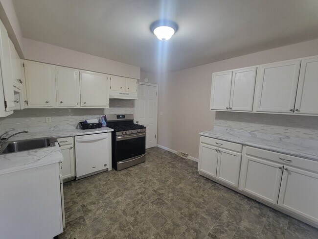 Foto del edificio - 3 +bedrooms /2 bath + Attached 2-car Garage Home -Available Now in Peoria!