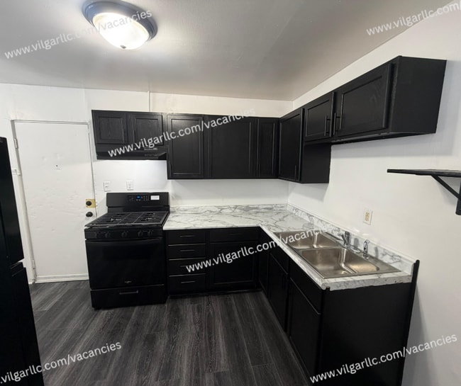 Building Photo - FOR RENT — SPACIOUS 3 BED / 1 BATH HOME