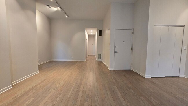 Foto del edificio - REMODELED 3 Bedroom & 2 Bathroom Apartment in the Heart of Lincoln Park!