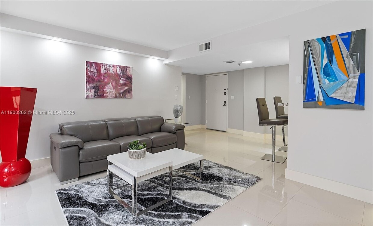 Foto principal - 5249 NW 7th St