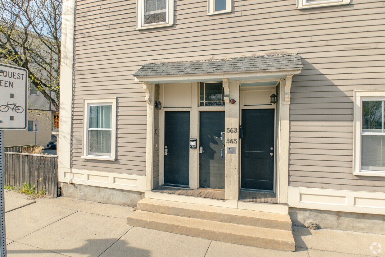 Entrada al edificio - 565 Somerville Ave