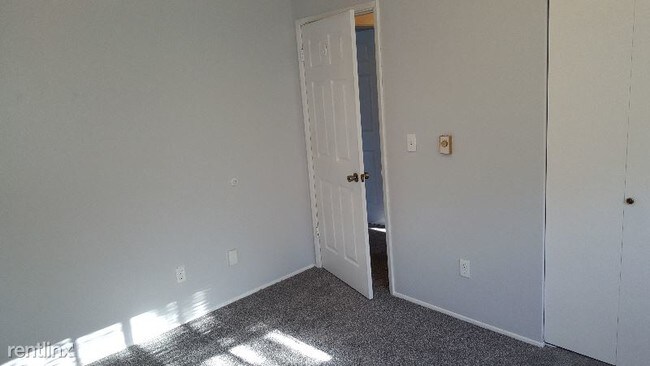 Foto del edificio - 2 br, 1.5 bath Townhome - 8124 110th St E