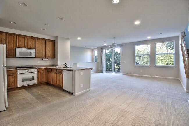Building Photo - Modern 3 Bedroom 3 Bathroom Townhouse