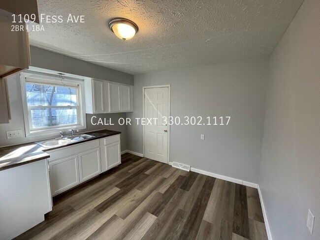 Building Photo - Two bedroom one level duplex for rent - Ak...