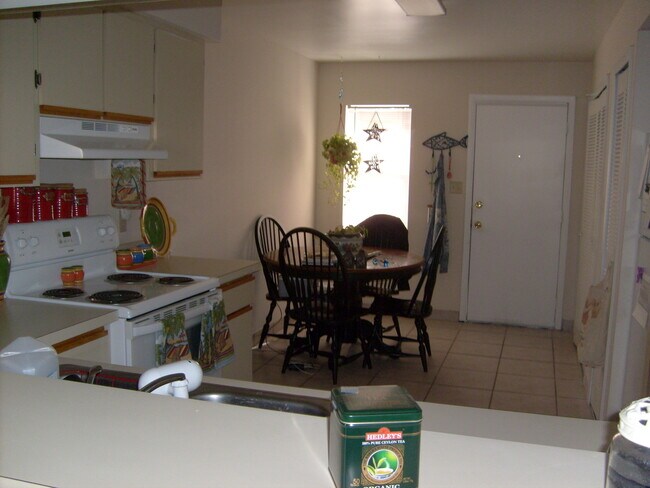 Foto del edificio - All Tile Patio Home, Minutes Away From UCF, Technology Park, & the E/W Expressway
