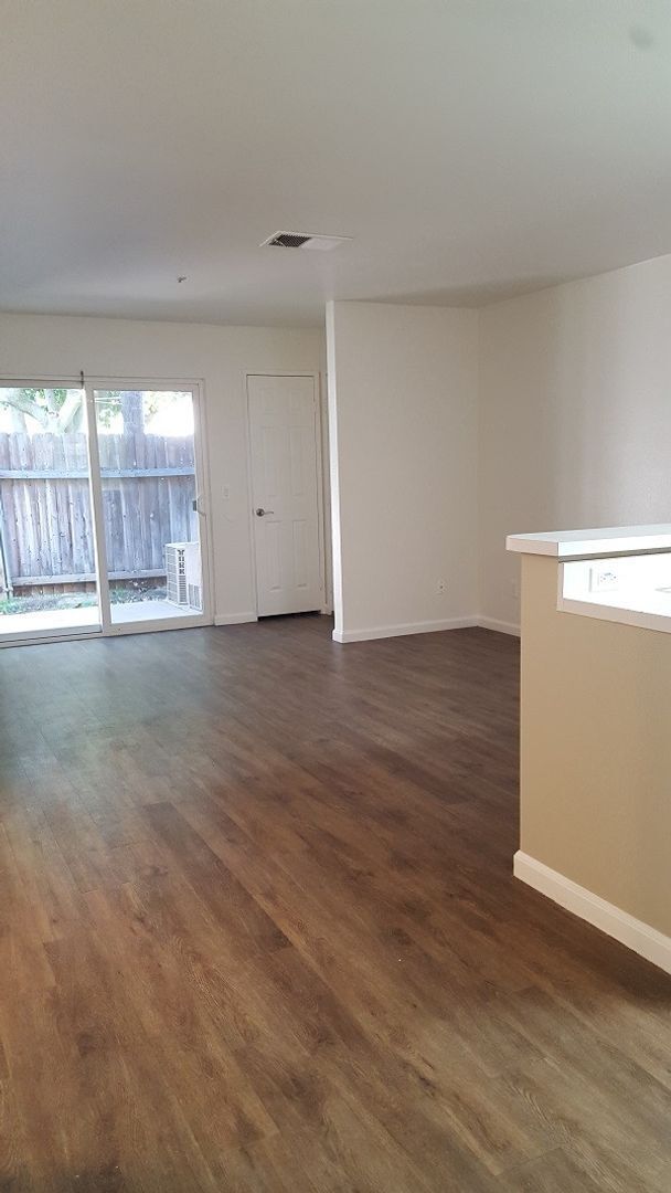 Foto del edificio - 1377 Oakdale Ave