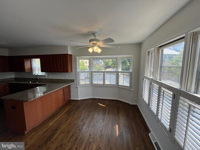 Foto del edificio - 6017 Cromwell Pl