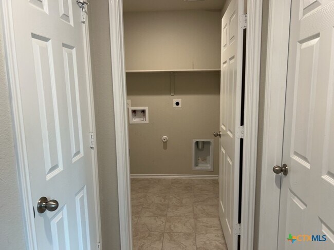 Foto del edificio - 5110 Natalia Rd