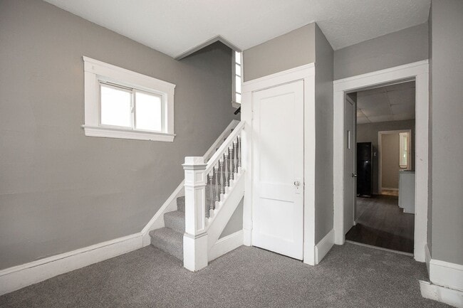 Building Photo - 4 BED 1 BATH SINGLE FAMILY HOME IN CLEVELAND!