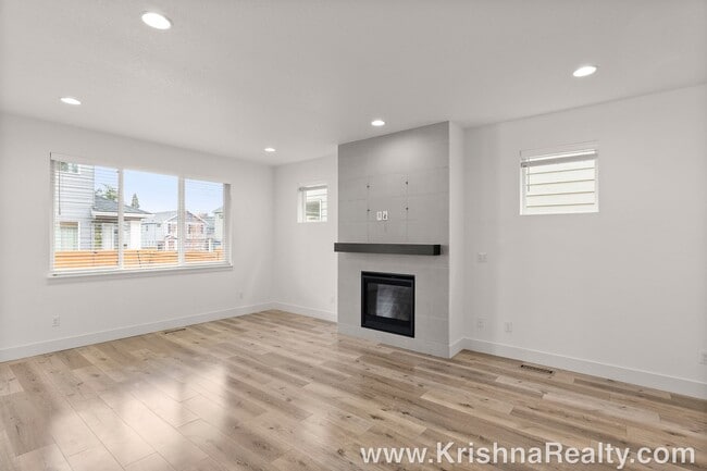 Building Photo - Modern 3 BD* 2.5 BA* Single Family Home in...
