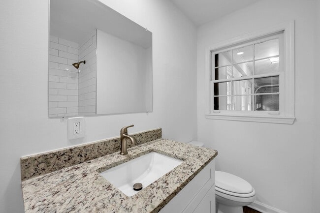 Building Photo - 1586 Kings Rd