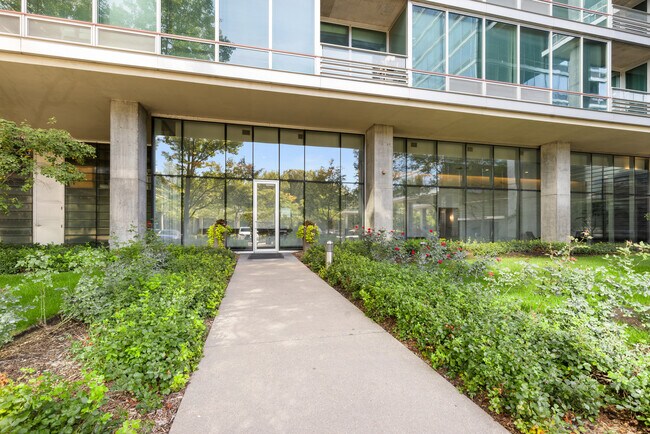 Foto del edificio - 9715 Woods Dr