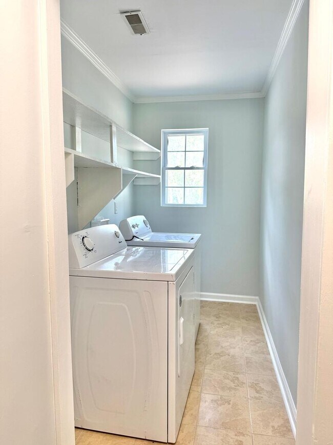 Building Photo - A must see country home 15 minutes to the ...