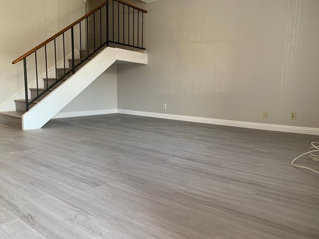 Foto del edificio - Community Pool and Spa. 2 Story, 2 Bedrooms, All Bedroom upstairs. New remodel kitchen with white...