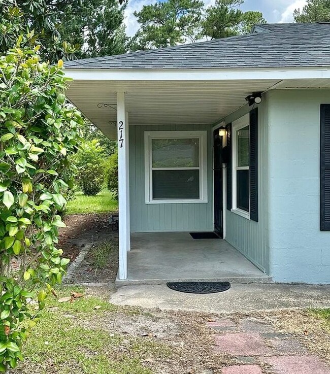 Building Photo - Cozy 2BR Cottage/No Carpet, large laundry ...