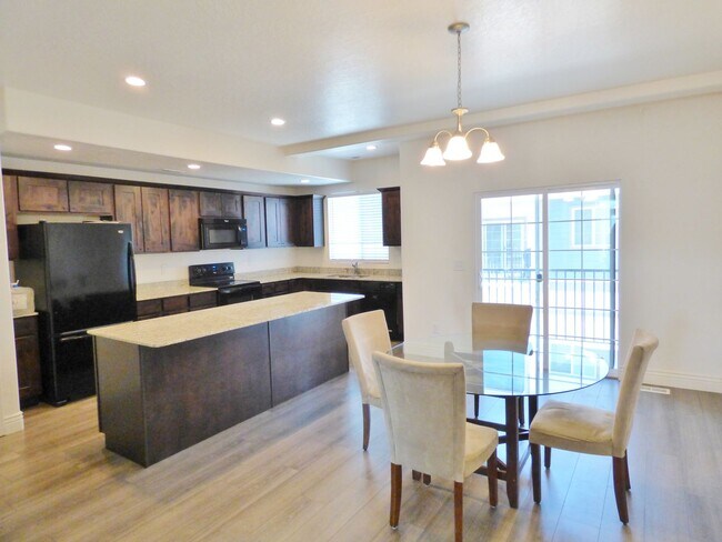 Building Photo - 3 Bd 3.5 Bath 2 Car Garage Townhome in Sandy