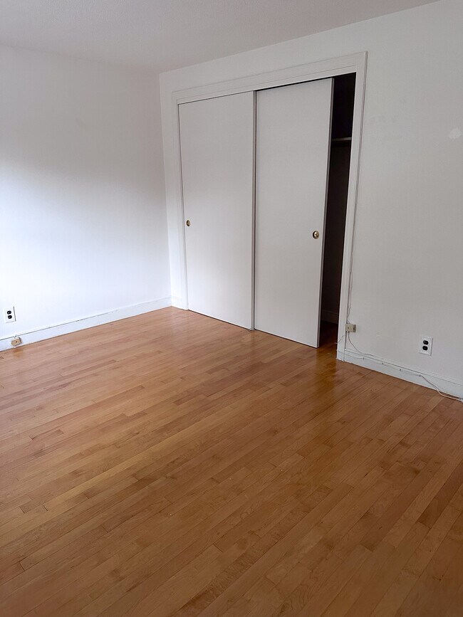 Bed room 1 - 147 Emerson Gardens Rd