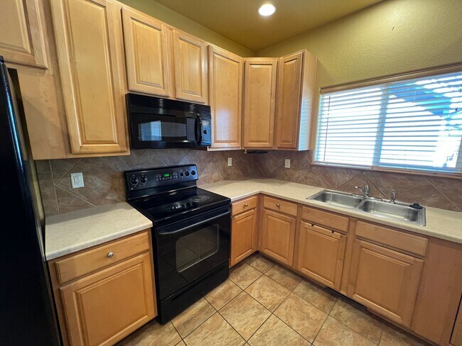 Foto del edificio - 3 bed 3.5 Bath with Bonus Studio Suite Above Detached Garage!