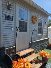 Building Photo - 301 Oakwood St