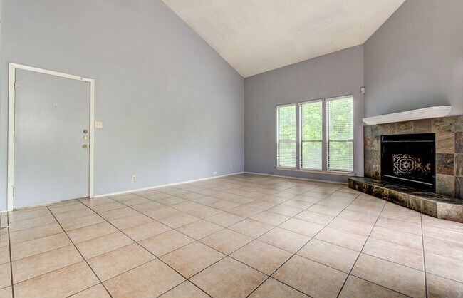 Building Photo - 3558-3560 Ranch Road 2222