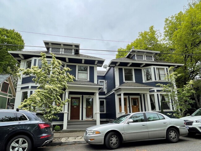Foto del edificio - 2BR/1BA Large Vintage Condo just one block...