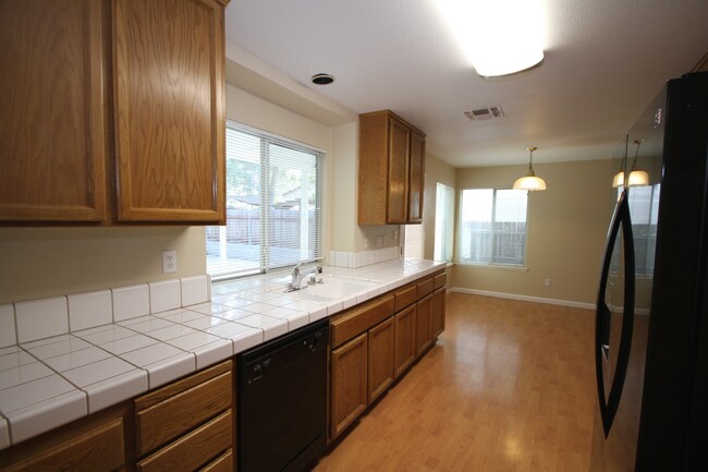 Foto del edificio - 4BR/2.5 BA / 1914 SF | New Carpet | Tenant...