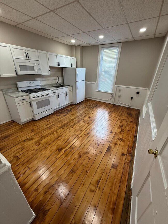 Foto del edificio - 1456-1458-1458 Logan Ave
