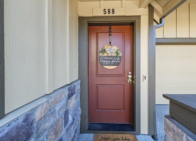 Foto del edificio - 588 SW 197th Pl